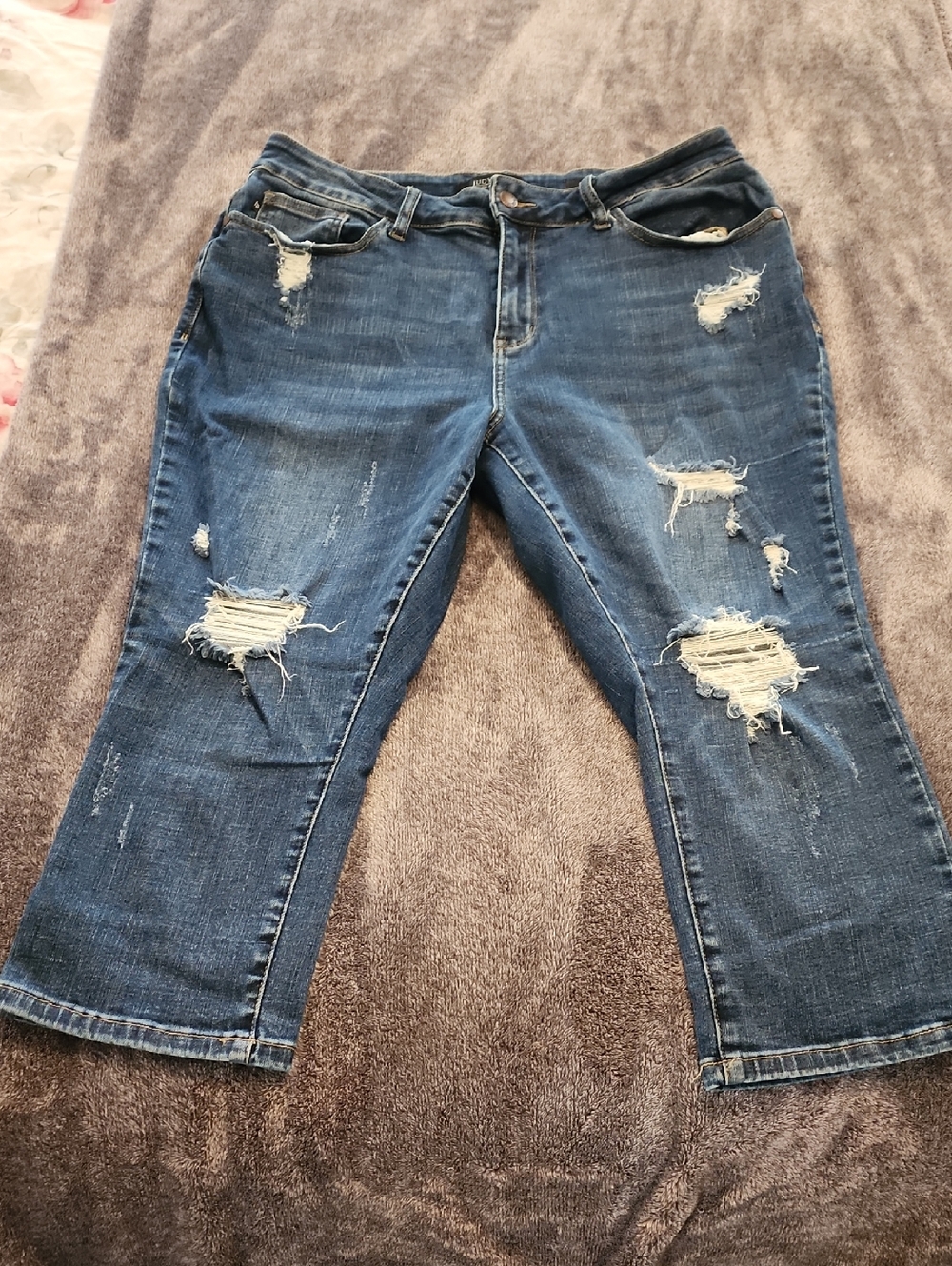 Judy Blue Distressed Dark Blue Capris